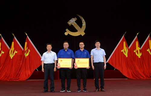 丁超副書記、高少兵董事長(zhǎng)為五四紅旗團(tuán)支部頒獎(jiǎng)_副本.jpg
